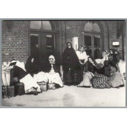 Polske piger p� stationen i Nyk�bing F. - Ca. 1910 - Museumskort - Ubrugt