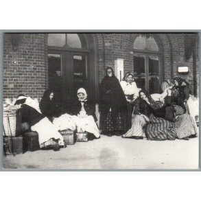 Polske piger p� stationen i Nyk�bing F. - Ca. 1910 - Museumskort - Ubrugt