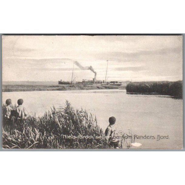 Randers - "Niels Brock" sejler gennem Randers Fjord  - Postkort - Brugt - Har vret klbet op !