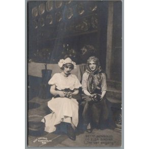 Betty Hennings og Olga Sinding i 