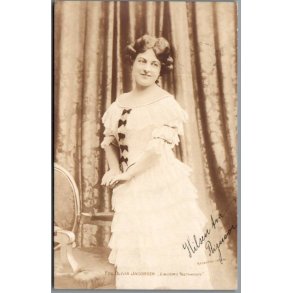 Fru Olivia Jacobsen i 