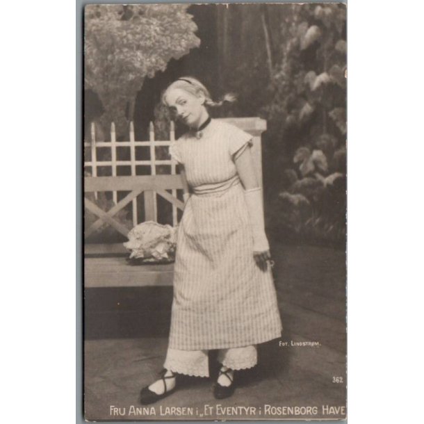 Fru Anna Larsen i "Et Eventyr i Rosenborg Have"- Skuespiller - Postkort - Ubrugt