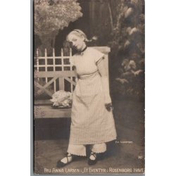 Fru Anna Larsen i "Et Eventyr i Rosenborg Have"- Skuespiller - Postkort - Ubrugt