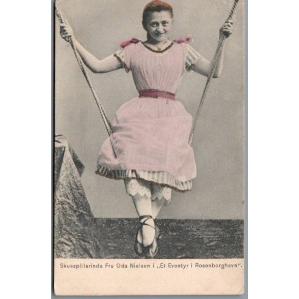 Skuespillerinde Oda Nielsen i "Et Eventyr i Rosenborghave " - Guld - Skuespiller - Postkort - Brugt
