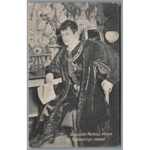 Skuespiller Martinius Nielsen i sit Paakldningsvrelse - Skuespiller - Postkort - Brugt