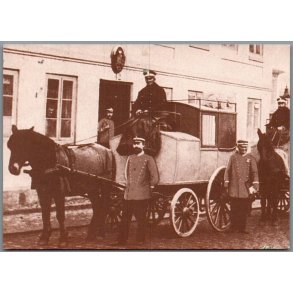 Postvogne og bude foran Aalborg gl. Posthus (ca, 1900) - Postkort - Brugt