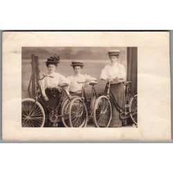 Fotokort - Lerchenborg Slot - 3 Damer p Cykler - Brugt