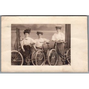 Fotokort - Lerchenborg Slot - 3 Damer p Cykler - Brugt