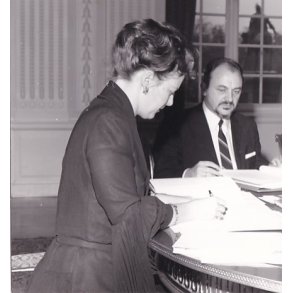 Dronning Margrethe i Statsrd - Statsminister  Anker Jrgensen - Royale Pressefoto Elfelt 15x16 cm.