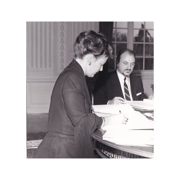 Dronning Margrethe i Statsrd - Statsminister  Anker Jrgensen - Royale Pressefoto Elfelt 15x16 cm.