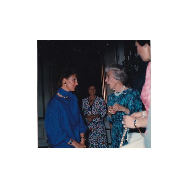 Royalt Besg fra Norge - Prinsesse Sonja - Dronning Ingrid - Royale Pressefoto Elfelt 12x12 cm.