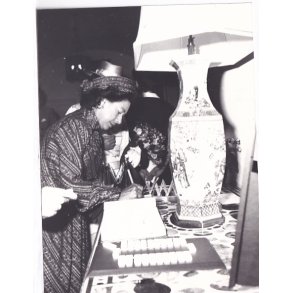 Prinsesse Margaret skriver i Gstebogen - Royale Pressefoto Elfelt 15x20 cm.