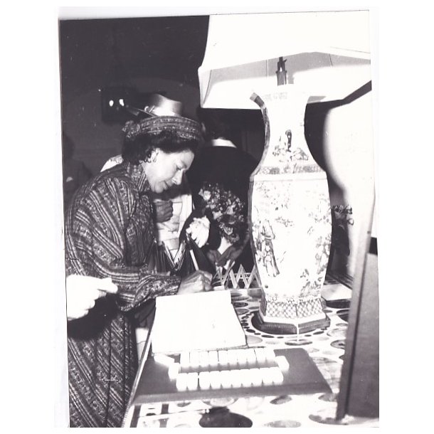 Prinsesse Margaret skriver i Gstebogen - Royale Pressefoto Elfelt 15x20 cm.