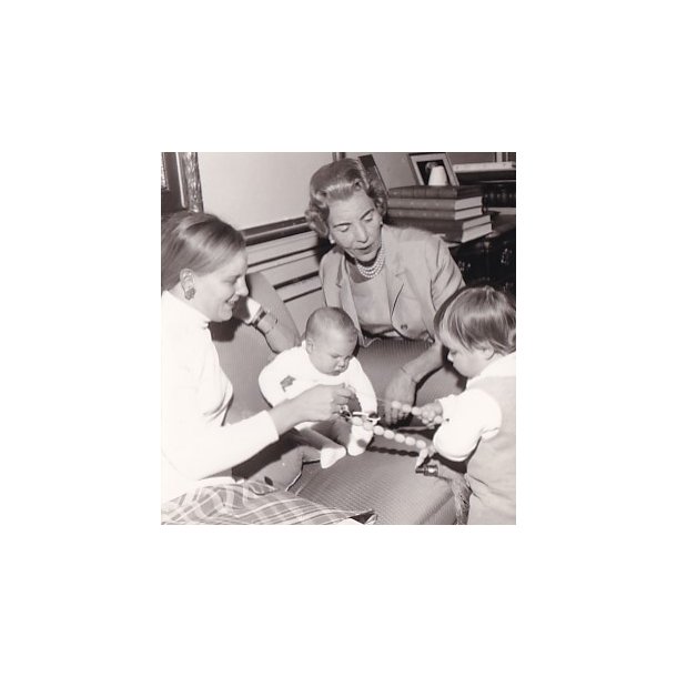 Dronning Ingrid - Prinsesse Margrethe - Joachin og Frederik - Royale Pressefoto Elfelt 11x12 cm.