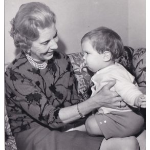 Dronning Ingrid med Barnebarn - Royale Pressefoto Elfelt 15x16 cm.