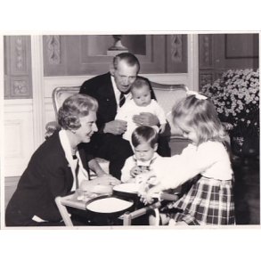 Kong Frederik - Dronning Ingrid med Brnebrn - Royale Pressefoto Elfelt 11x14 cm. 