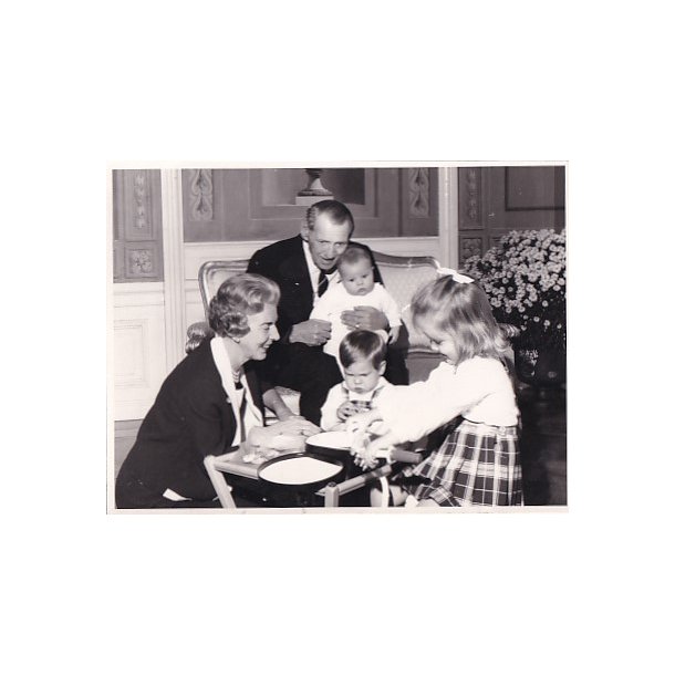 Kong Frederik - Dronning Ingrid med Brnebrn - Royale Pressefoto Elfelt 11x14 cm. 