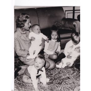 Dronning Ingrid med Brnebrn - Royale Pressefoto Elfelt 16x19 cm. 