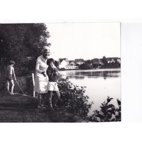 Dronning Ingrid med Frederik og Joachim i Grsten - Royale Pressefoto Elfelt 14x18 cm.