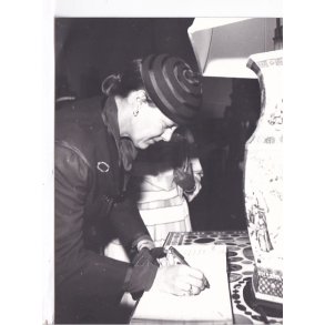 Dronning Margrethe skriver i Gstebogen  - Royale Pressefoto Elfelt 15x20 cm