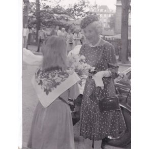 Dronning Ingrid modtages med Blomster - Royale Pressefoto Elfelt 16x22 cm.