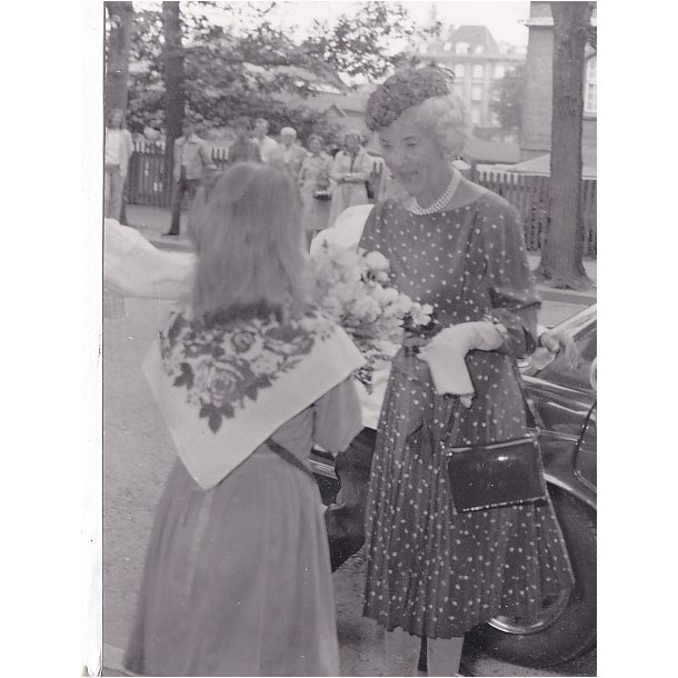 Dronning Ingrid modtages med Blomster - Royale Pressefoto Elfelt 16x22 cm.