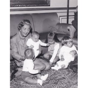 Dronning Ingrid med Brnebrn - Royale Pressefoto Elfelt 11x15 cm. 