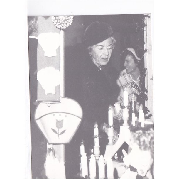 Dronning Ingrid p Julebasar - Royale Pressefoto Elfelt 14x19 cm.