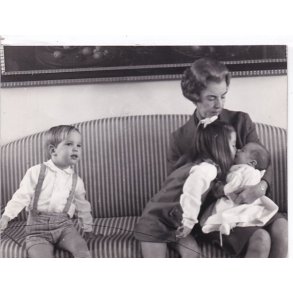 Dronning Ingrid med Brnebrn - Royale Pressefoto Elfelt 16x21 cm. - Fold !