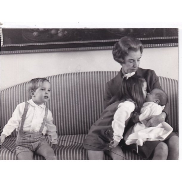 Dronning Ingrid med Brnebrn - Royale Pressefoto Elfelt 16x21 cm. - Fold !