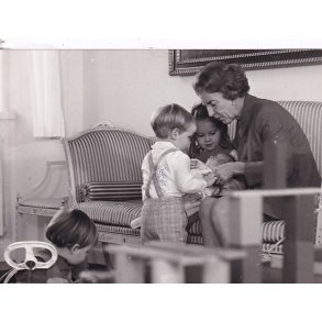 Dronning Ingrid med Brnebrn - Royale Pressefoto Elfelt 16x21 cm.