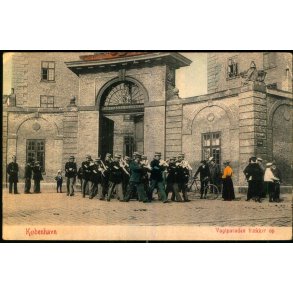 Kbenhavn - Vagtparaden trkker op - Alex Vincent 352 - Brugt