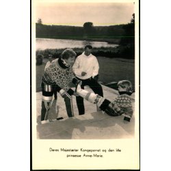 Kongeparret og den lille prinsesse Anne-Marie  i Grnlnderdragter - Grsten - Pressefoto 6912 - Ubr