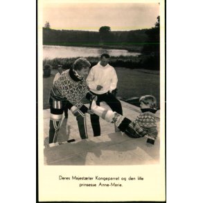 Kongeparret og den lille prinsesse Anne-Marie  i Grnlnderdragter - Grsten - Pressefoto 6912 - Ubr
