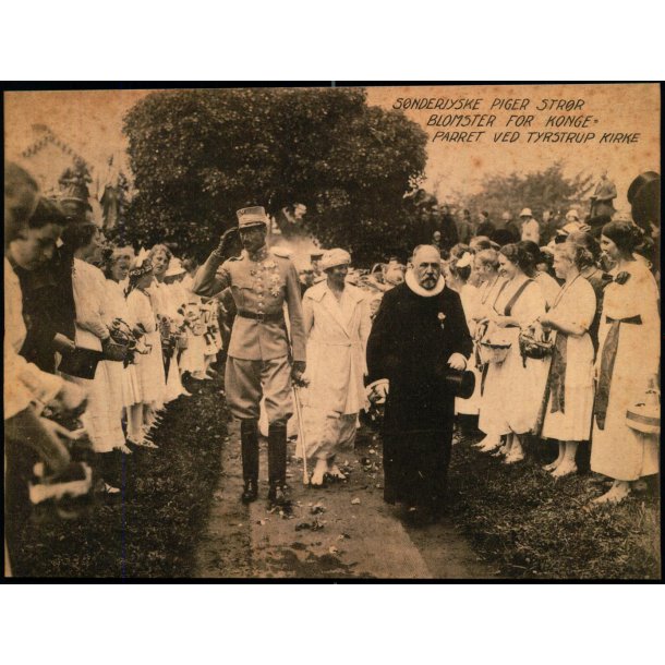 Snderjyske piger strr blomster for Kongeparret ved Tyrstrup Kirke - Billedekort u/n