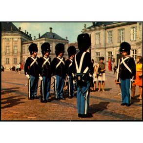 K�benhavn - Vagtafl�sning p� Amalienborg Slotsplads - Rudolf Olsen 1520