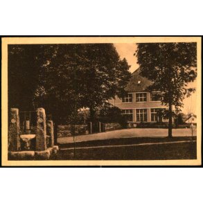 Jelling - Festpladsen med Skolen i Baggrunden - Gyldendals Bogh. 41728 - Ubrugt