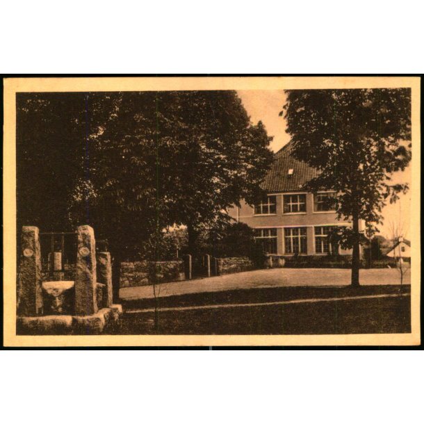 Jelling - Festpladsen med Skolen i Baggrunden - Gyldendals Bogh. 41728 - Ubrugt