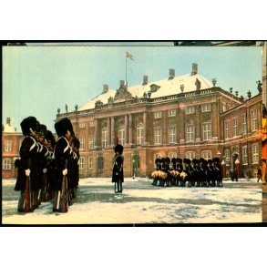 K�benhavn - Vagtafl�sning p� Amalienborg Slotsplads - Rudolf Olsen 1520