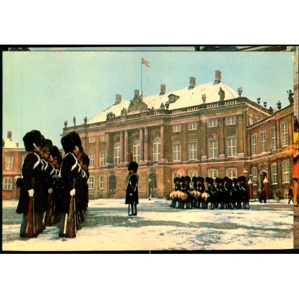 K�benhavn - Vagtafl�sning p� Amalienborg Slotsplads - Rudolf Olsen 1520