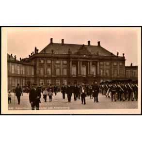 Kbenhavn - Vagtparaden paa Amalienborg - Stender 436