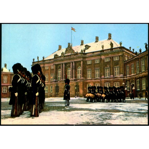 K�benhavn - Den Kongelige Livgarde p� Amalienborg Slotsplads - Gr�nlund T 80
