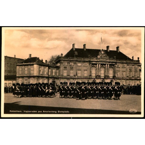 K�benhavn - Vagtparaden paa Amalienborg Slotsplads - Theills Kunstforlag 167