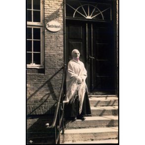 Christiansfeld - S�sterhusets Portnerske i Festdragt - Fotokort u/n - Ubrugt