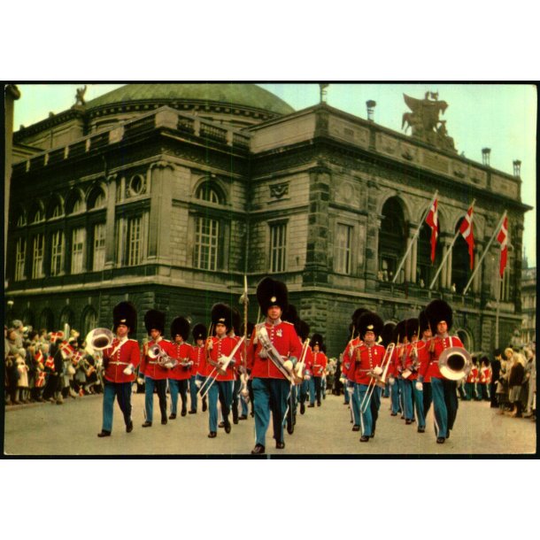 Livgarden passerer Det kongelige Teater - K. Witt M�ller 6701 - 403 - Ubrugt