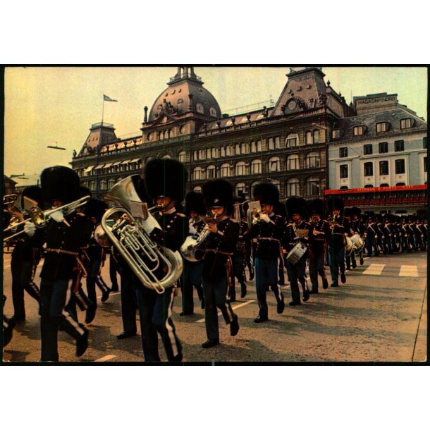 Den kongelige livgarde passerer Magasin - Vagn Rasmussen u/n - Ubrugt