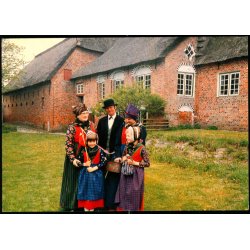 Familie i nationaldragter ved Kommand�rgaarden - R�m� - R. Schmidt u/n - Ubrugt