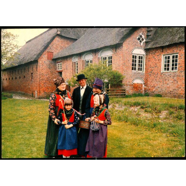 Familie i nationaldragter ved Kommandrgaarden - Rm - R. Schmidt u/n - Ubrugt