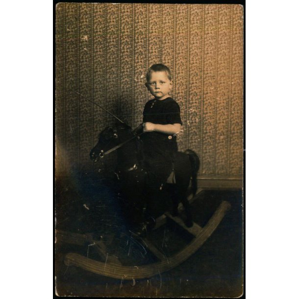 Fotokort Ukendt - Dreng p� Gyngehest - Ubrugt