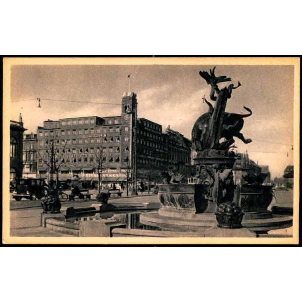 Raadhuspladsen med Dragespringvandet - John Meincke 920 